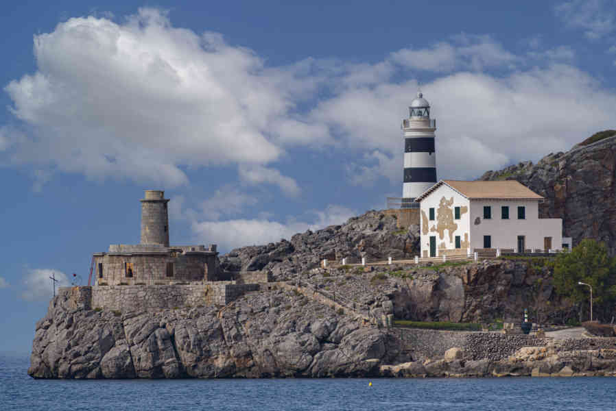 Mallorca - Sóller 33 - puerto - faro de Sa Creu.jpg